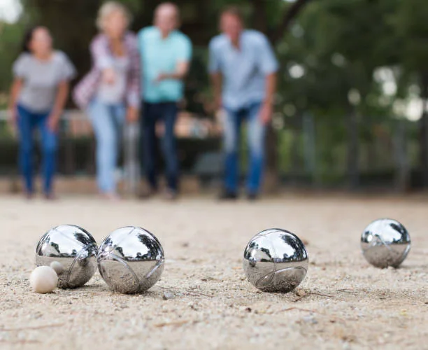 Boules de pétanque et cochonnet sur un terrain