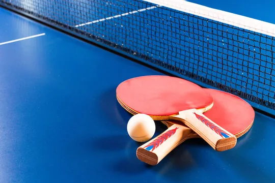 Raquettes et balle sur une table de tennis de table