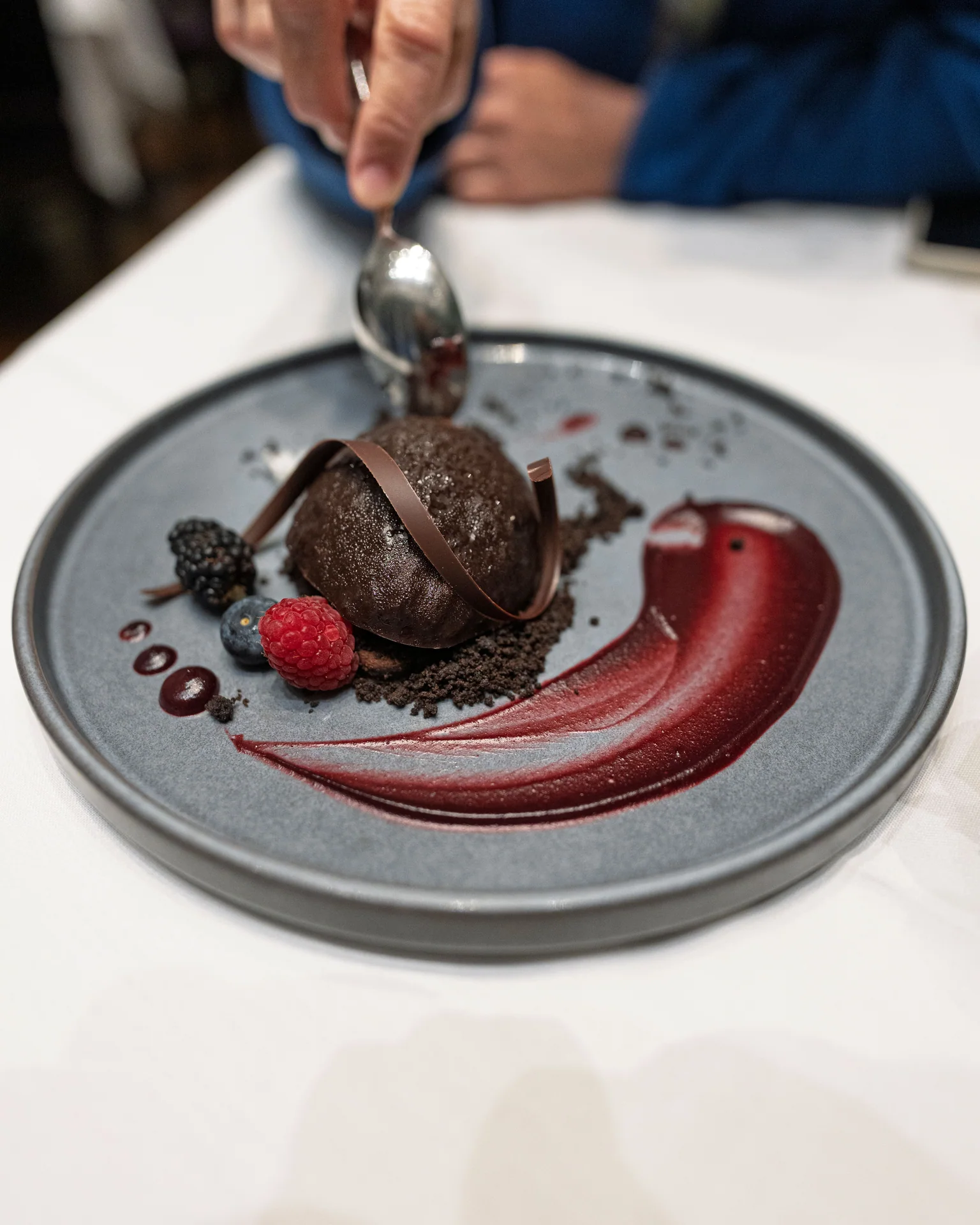 Dressage d’un dessert au chocolat sur une assiette