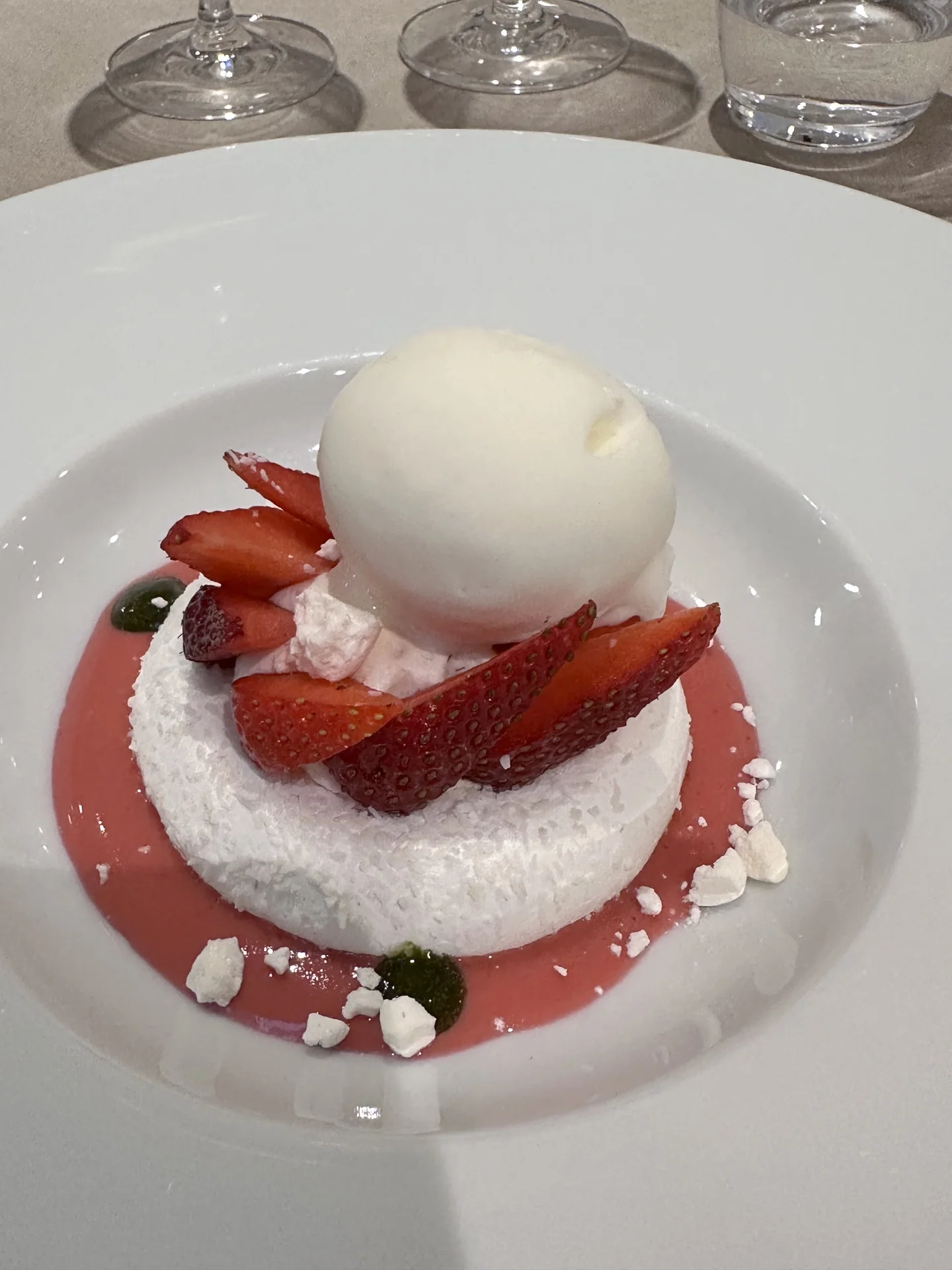 Pâtisserie aux fruits rouges servie à l’assiette