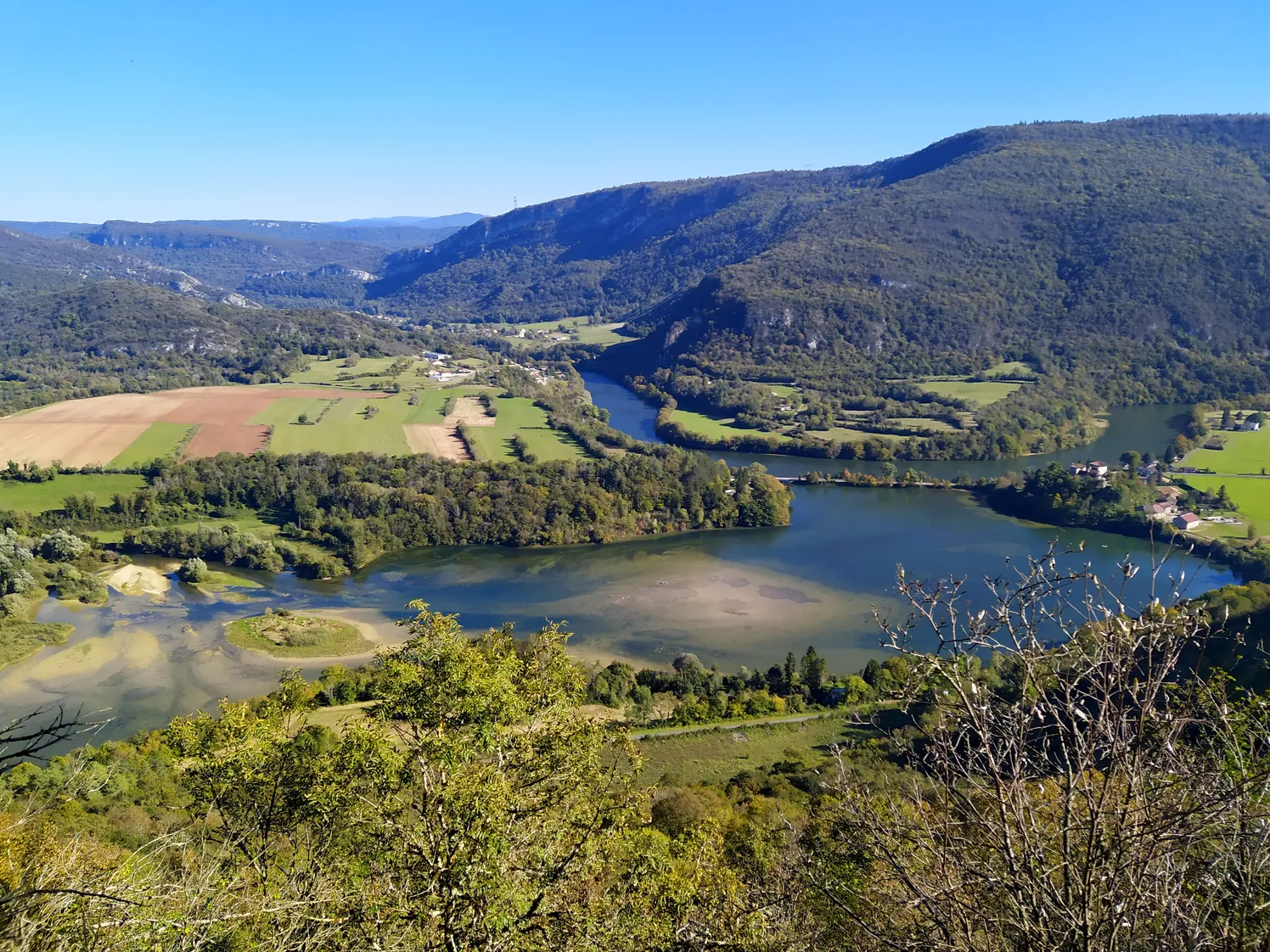 Panorama sur un lac et les reliefs boisés