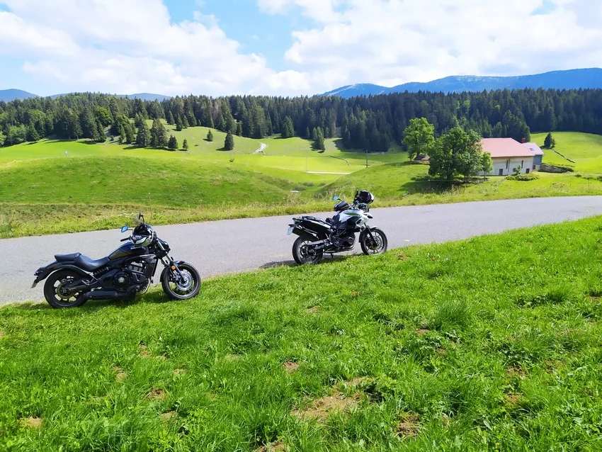 Motos stationnées près d’une route dans un paysage de montagne