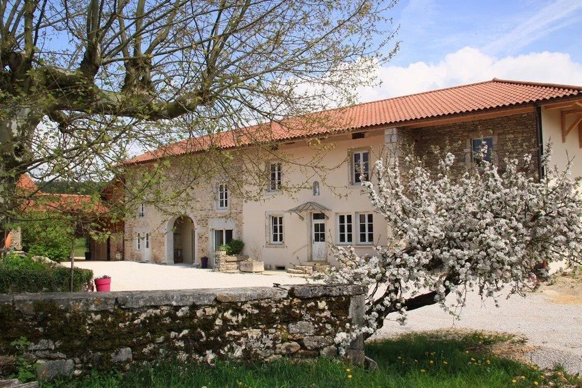Le Clos, ancienne ferme jurassienne restaurée à Aromas