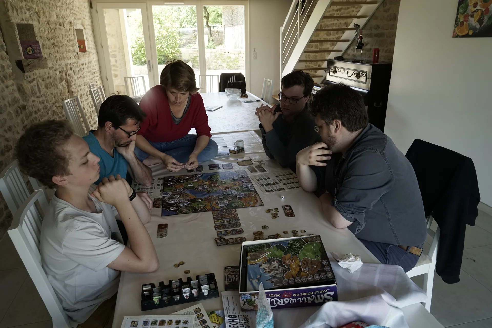 Un groupe jouant aux jeux de société