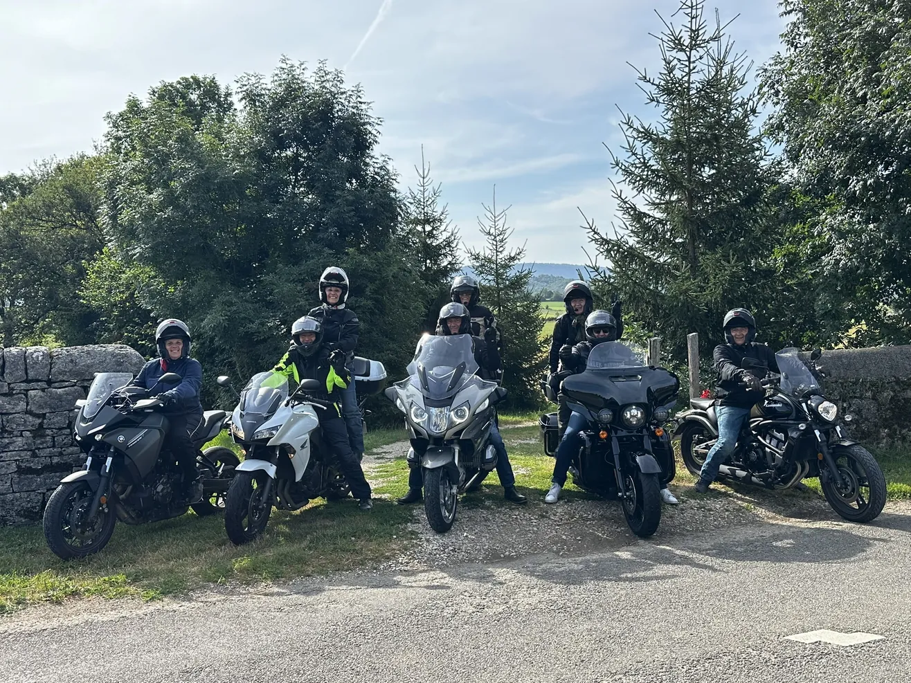 Groupe de motards avec leurs motos lors d’une halte à l’extérieur