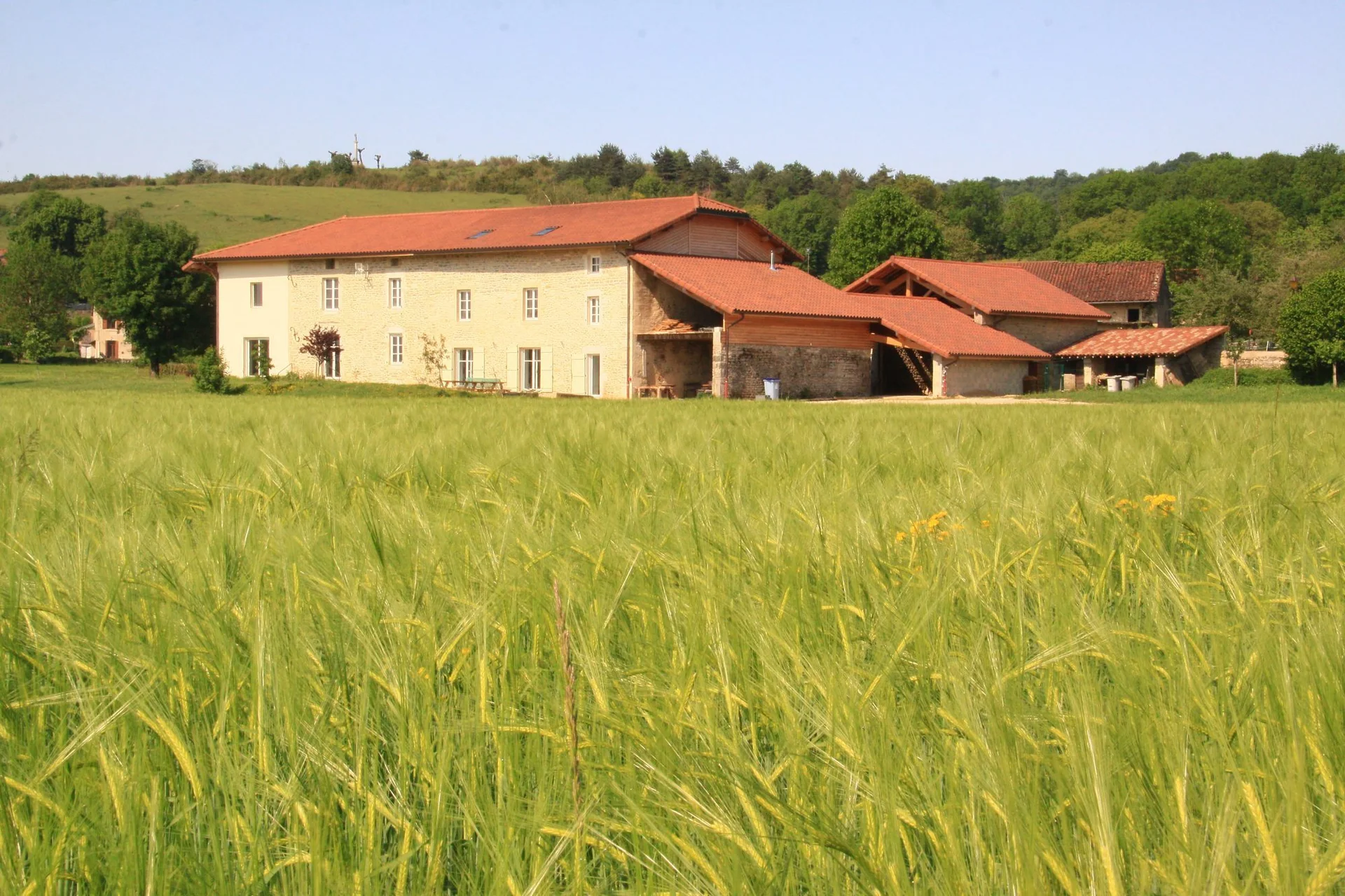 Le Domaine à l'Orée des Buis dans son paysage jurassien
