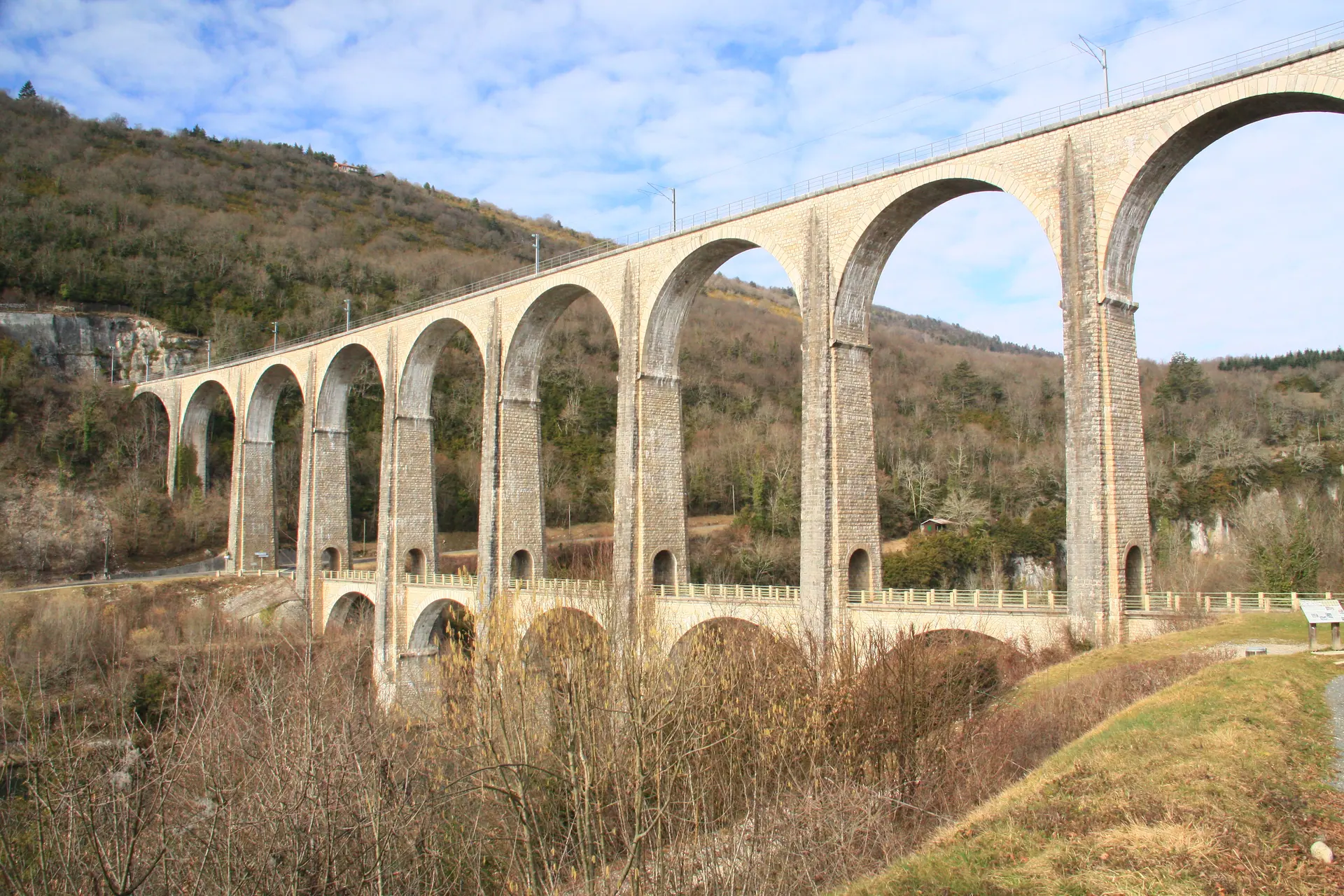 Viaduc en pierre dans un paysage vallonné