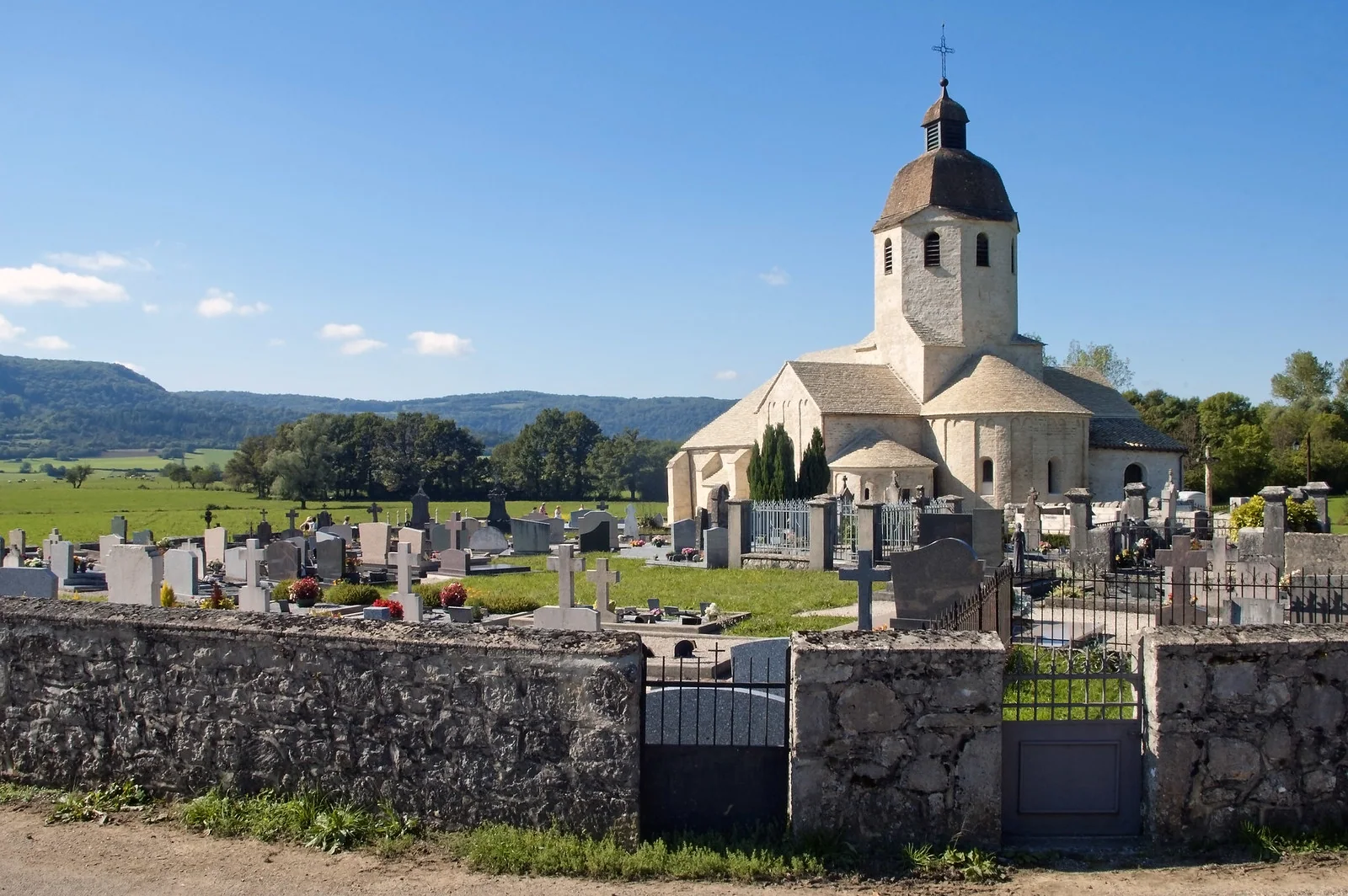Église et cimetière dans un paysage rural