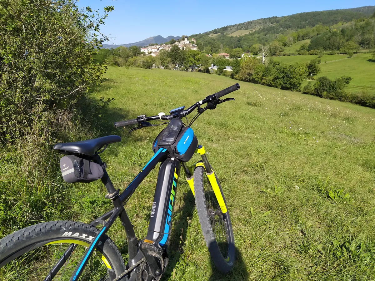 Vélo stationné dans une prairie vallonnée