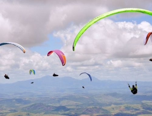 parapente, planer au-dessus des collines ou des lacs