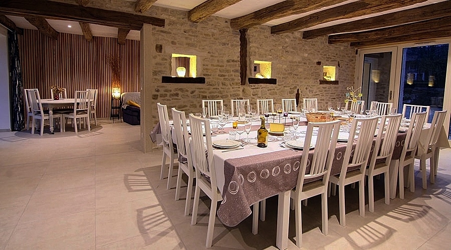 Salle à manger du grand gite de goupe Le Clos 4*