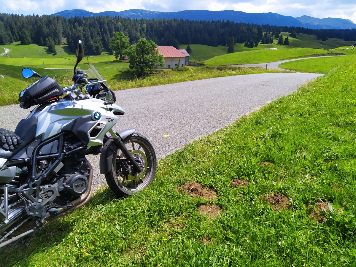 Le Jura à moto au départ de nos grands gîtes...incontournable!
