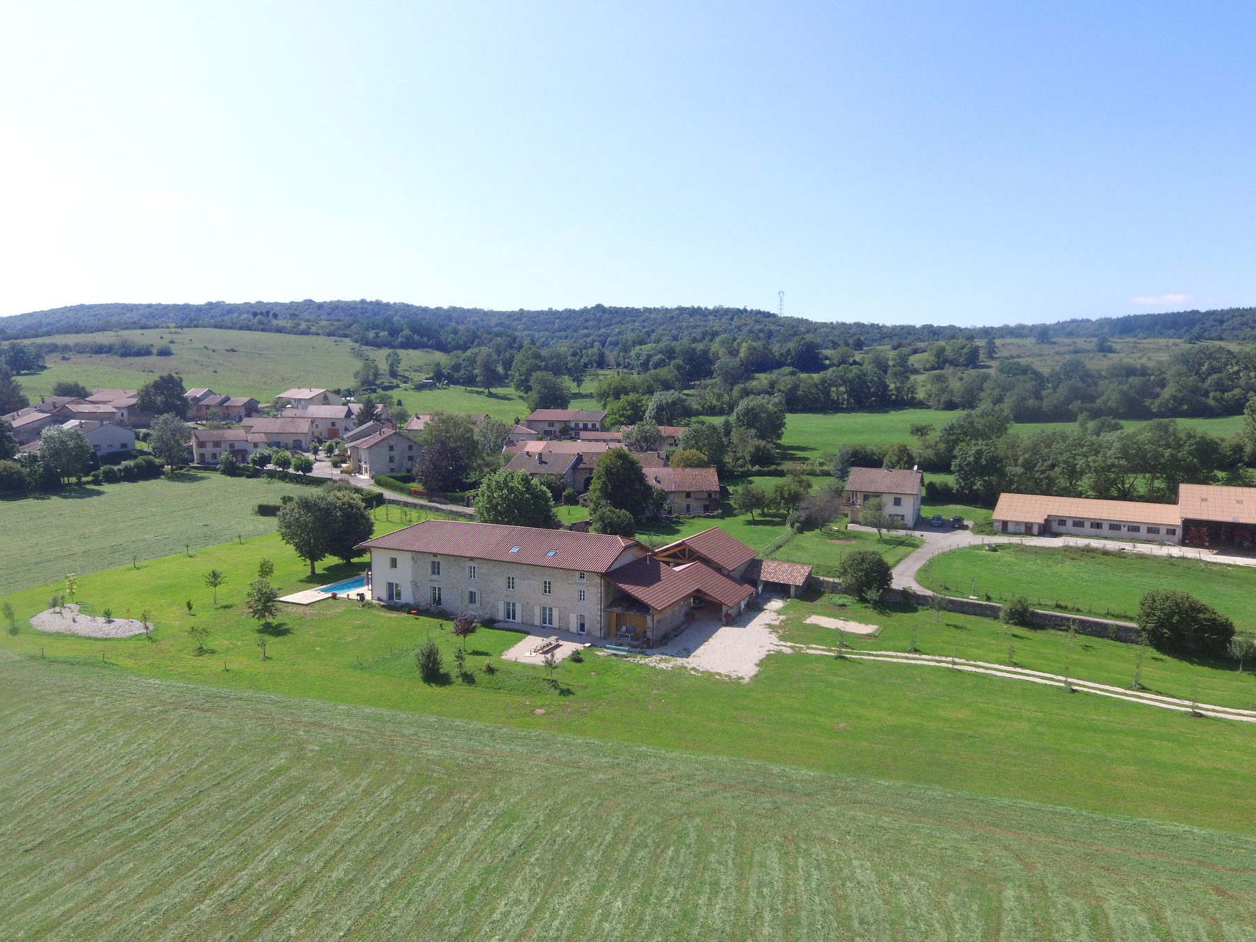 grand gîte confortable pour 15 à 23 personnes dans le Jura
